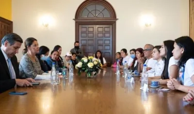 La canciller Marta Lucia Ramirez con famiiares de los detenidos en Haití.