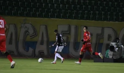 Yesus Cabrera controlando una acción en el partido.