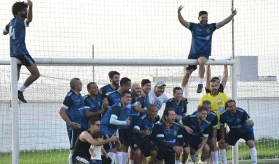 Jugadores de Prensa Niupi celebran el título.