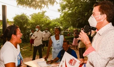 El alcalde Rodolfo Ucrós entregando los títulos de propiedad. 