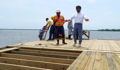 Alcalde Jaime Pumarejo inspecciona las obras. 