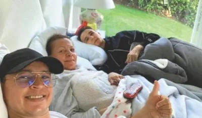 Yhonier Leal, en primer plano, su mamá Marleny Hernández y su hermano Mauricio.