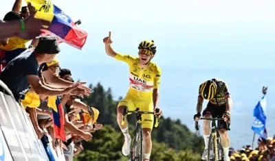 Tadej Pogacar celebra tras ganar en la línea de meta. 