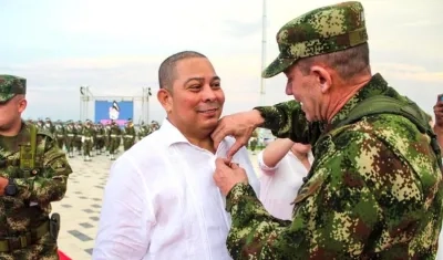 El presidente del Concejo, Juan Carlos Ospino, recibiendo la condecoración.