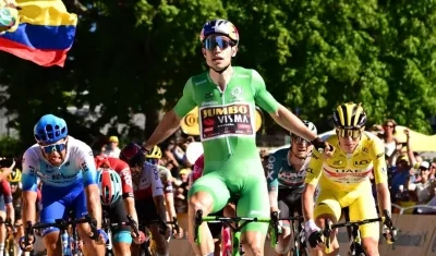 Wout Van Aert se impone en la línea de meta. 