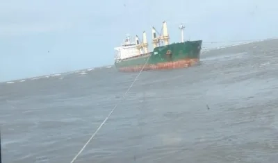 El buque encallado este domingo en Bocas de Ceniza.