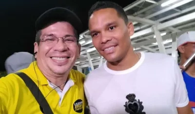 Carlos Bacca a su llegada al aeropuerto de Barranquilla con el periodista Jerry Benavides. 