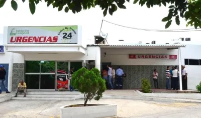 La joven lesionada es atendida en la Clínica Campbell.