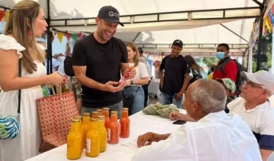 El Alcalde José Fernando Vargas frente a los productos exihibidos por las familias.