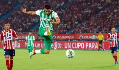 Giovanni Morenos en acción ante Junior. 