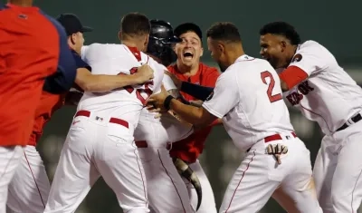 Jeter Downs celebra la carrera del triunfo. 