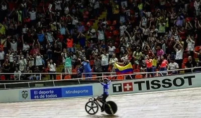 Martha Bayona celebra con los aficionados. 