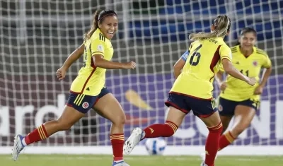Leicy Santos celebrando un gol con sus compañeras.