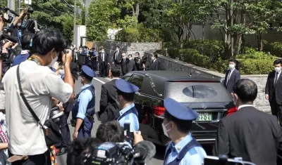 La caravana fúnebre recorrió parte de Tokio hasta el templo budista donde es velado Shinzo Abe.