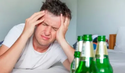 Dolor de cabeza y mareos son algunos de los síntomas del guayabo por alcohol. 