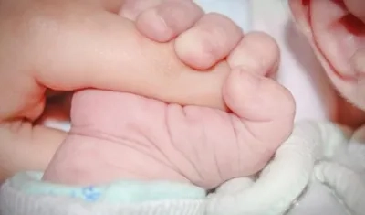 La bebé tiene deterioro en su salud, falta de alimentación y descuido.