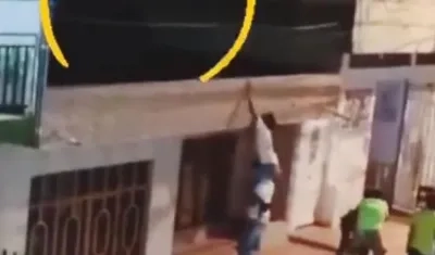 Los vecinos intentan subir a kos techos para sorprender a la extraña sombra.