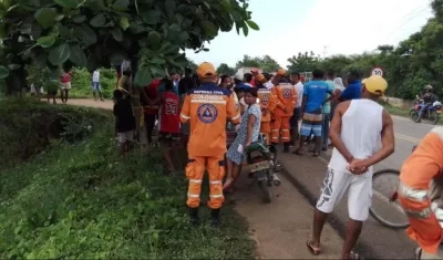 La Defensa Civil hizo presencia en el lugar donde ocurrió el derrumbe. 