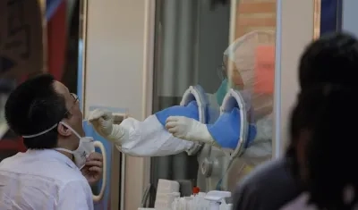 Un ciudadano se somete a una prueba de Covid en Shanghai,