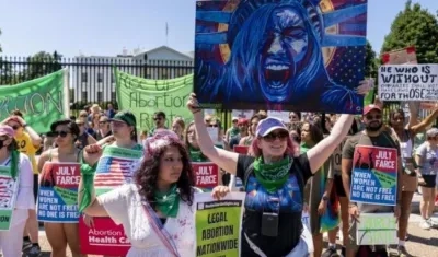 Protestas por la decisión del Tribunal Supremo de revocar la protección legal al aborto. en EE.UU.