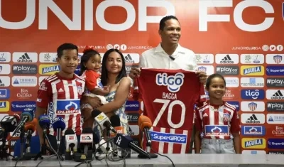 Carlos Bacca, con la camiseta juniorista y acompañado de su familia.