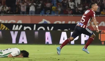 Carlos Esparragoza celebrando el gol ante Nacional.