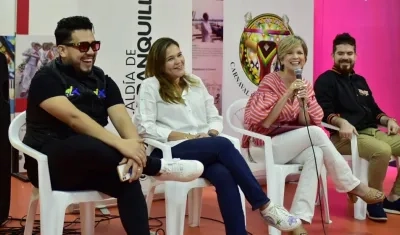 La gerente de Carnaval S.A. Sandra Gómez y la Secretaria de Cultura María Teresa Fernández, durante la rueda de prensa.
