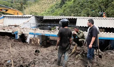 Socorristas tratan de remover el lodo que sepultó la escuela La Lejía en el corregimiento de Tapartó.