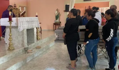 Familiares y amigos asisten a la misa de cuerpo presente de la migrante mexicana María Guadalupe Montero, hoy, en el municipio Valle de Santiago, Guanajuato (México).