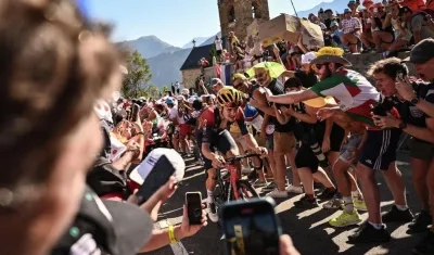  Thomas Pidcock durante la escalada al Alpe D'Huez. 