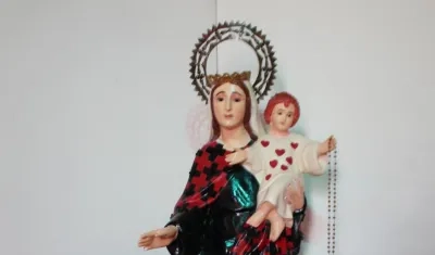 Esta Virgen del Carmen hace parte de la exposición de Carlos González en la Estación del Ferrocarril.
