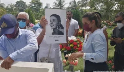 La familia de Marina Isabel Ferrer de Velásquez recibiendo los restos mortales.