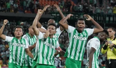 Jugadores de Nacional celebran un gol. 