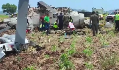 Personal de la Marina auxilia a los ocupantes de helicóptero tras accidentarse.