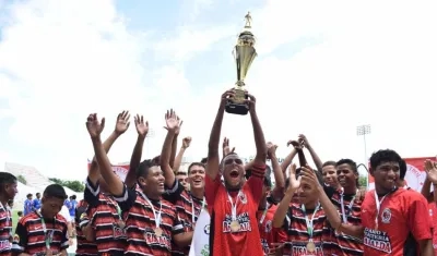 Uno de los campeones del torneo de fútbol a un toque. 