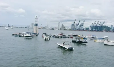 Varias embarcaciones en la Bahía de Cartagena. Al fondo el monumento de la Virgen del Carmen.