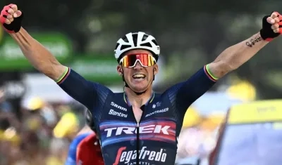 Mads Pedersen se impone en línea de meta. 