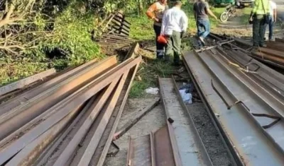 Parte de la tractomula quedó regado en el lugar del accidente. 