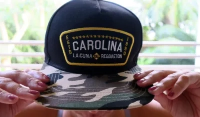 Una mujer muestra hoy una gorra con el nombre de "Carolina", municipio considerado como la cuna del reguetón, en San Juan (Puerto Rico).