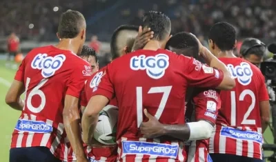 Jugadores de Junior celebran un gol. 