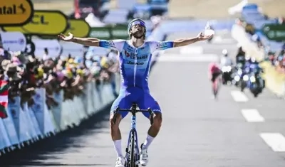 Michael Matthews se impone en la meta. 