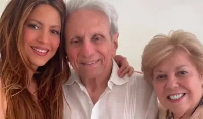 Shakira junto a sus papás William Mebarak y Nidia Ripoll.