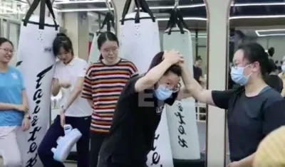 Mujeres chinas reciben clases de defensa personal.