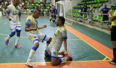 José Sabalza celebra el tercer gol. 