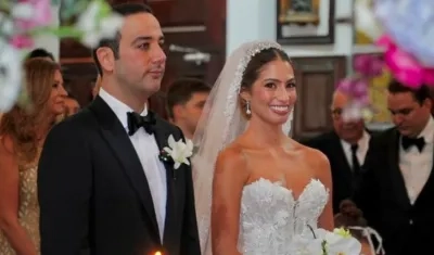 Isabella Chams muy sonriente junto a su novio Ricardo Jaar.