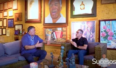 El periodista Jorge Cura con Ivo Díaz, hijo de Leandro Diaz.