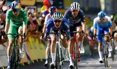 Jasper Phillipsen se impone en la línea de meta. 