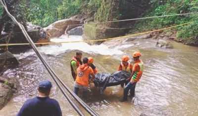 Personal de la Defensa Civil del Magdalena luego de rescatar el cuerpo de Deyvis Antonio Caraballo Otero.