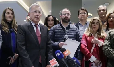 El expresidente de Colombia Álvaro Uribe Vélez durante una rueda de prensa junto a integrantes del partido Centro Democrático