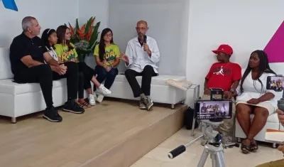 Lanzamiento de la carrera, a favor de Oriana Gómez y Daniel Pérez. 